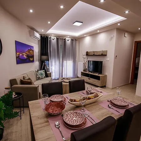 Helena's Two Apartment